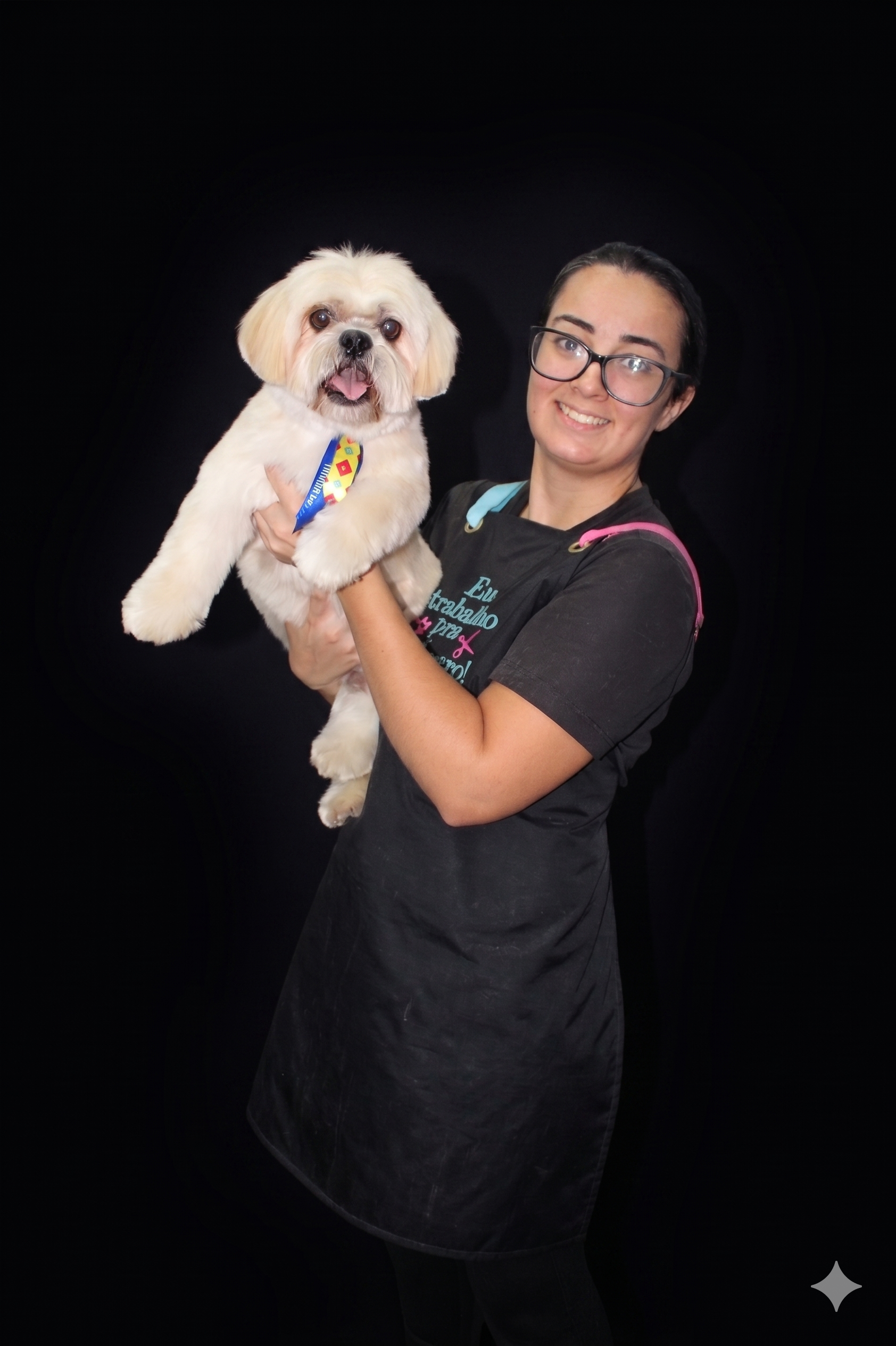 Profissional segurando um pet branco