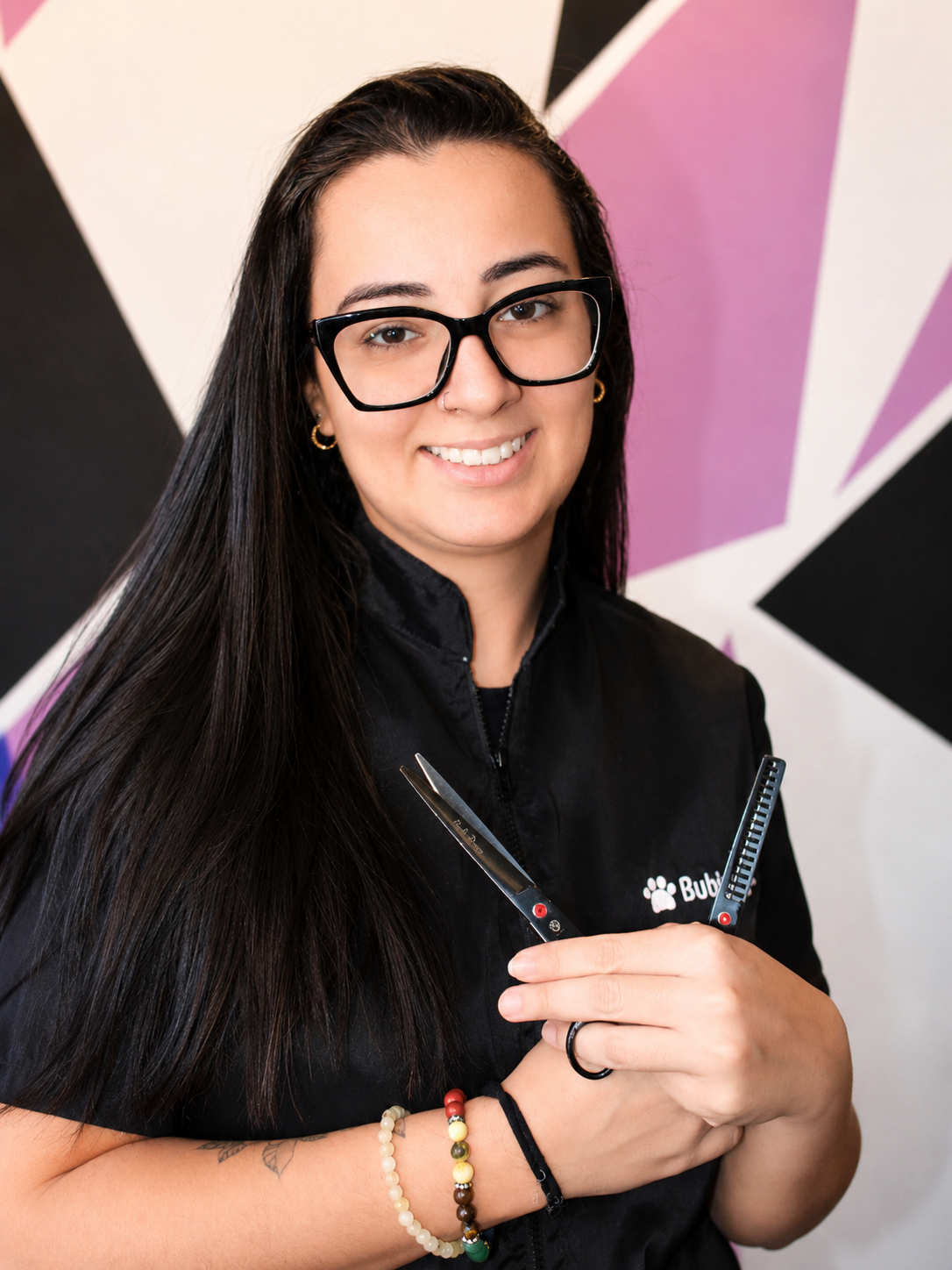Profissional da Falcomer Groomer segurando um pet